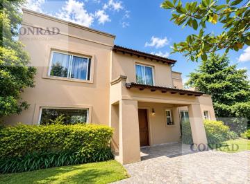 Casa · 213m² · 6 Ambientes · 1 Cochera · Casa de Categoría 3 Dorm. | Pileta y Galería | La Barra Village, Escobar