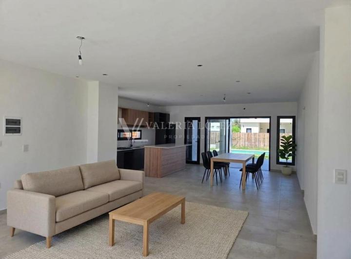 Casa · 194m² · 4 Ambientes · 2 Cocheras