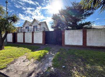 Casa · 227m² · 4 Dormitorios · 3 Cocheras · Venta Casa 5 Amb con Gran Parque y Piscina Barrio Zacagnini