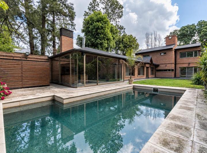 Casa · 250m² · 6 Ambientes · 1 Cochera