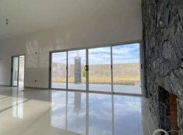 Casa · 900m² · 4 Ambientes · 2 Cocheras · Casa en Santa Lucia