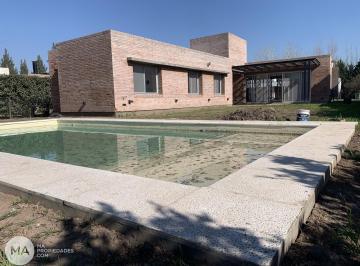 Casa · 162m² · 5 Ambientes · 2 Cocheras · Venta | Casa de 3 Dorm. con Pileta y Jardín en Aguadas - Funes