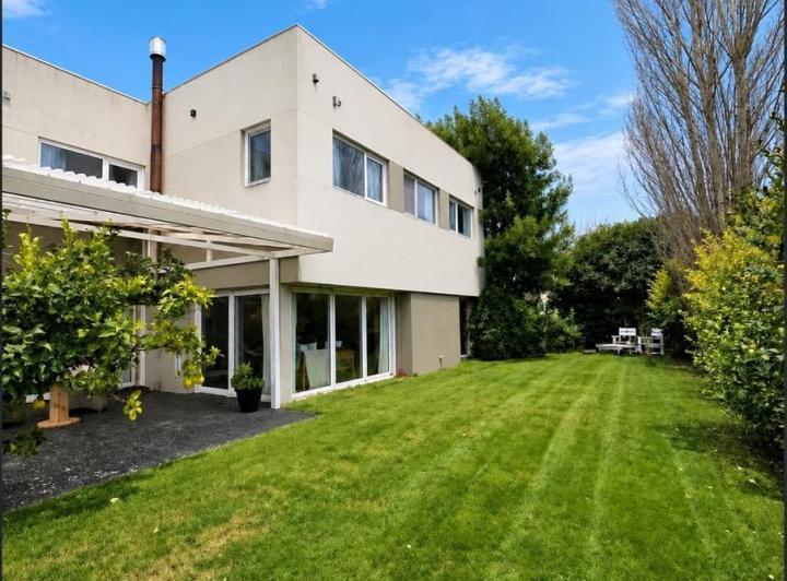 Casa · 240m² · 5 Ambientes · 4 Cocheras