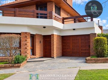 Casa · 256m² · 5 Ambientes · 3 Cocheras · Chalet en Venta 5 Ambientes - 2 Plantas - Gran Quincho