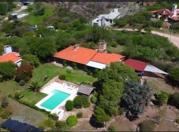 Casa · 300m² · 8 Ambientes · 3 Cocheras · Casa de Montaña Más Una Cabaña en Venta. Estancia Vieja. Córdoba