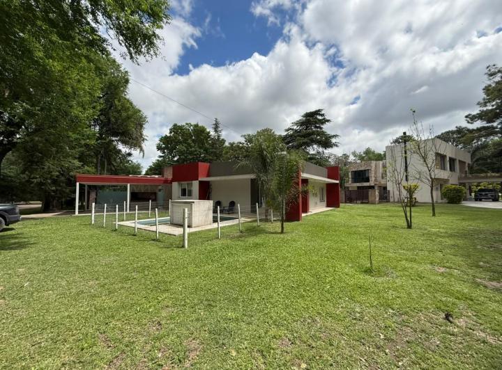 Casa · 200m² · 5 Ambientes · 2 Cocheras