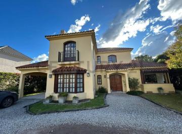 Casa · 240m² · 7 Ambientes · 2 Cocheras · Casa en Venta Country San Facundo