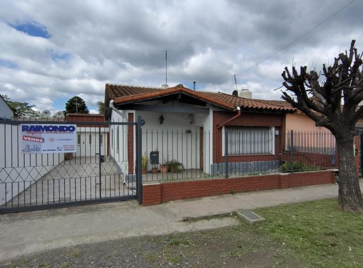 Casa · 220m² · 8 Ambientes · 6 Cocheras