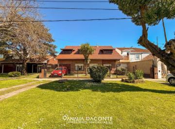 Casa · 278m² · 7 Ambientes · 2 Cocheras · Chalet Multifamiliar Sobre Av Tejedor