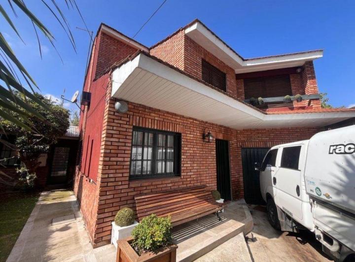 Casa · 200m² · 8 Ambientes