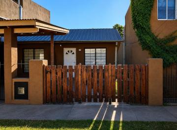 Casa · 60m² · 4 Ambientes · 1 Cochera · Casa Alquiler City Bell Garage Patio