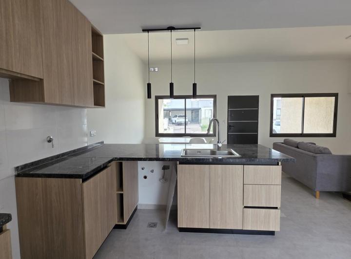 Casa · 104m² · 4 Ambientes · 2 Cocheras