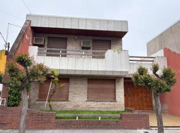 Casa · 180m² · 4 Ambientes · 4 Cocheras · Venta - Casa - 4 Amb - Lomaas del Mirador