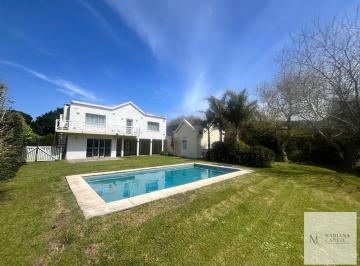 Casa · 1065m² · 5 Dormitorios · 3 Cocheras · Casa en Carilo