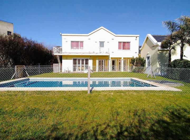 Casa · 1065m² · 5 Dormitorios · 3 Cocheras