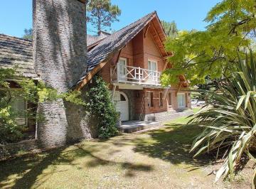 Casa · 295m² · 6 Dormitorios · 3 Cocheras · Casa en Carilo - Coihue y Divisadero