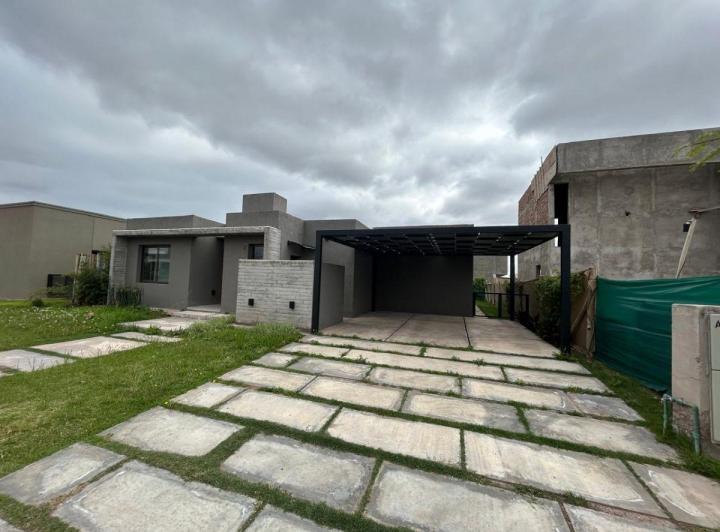 Casa · 500m² · 5 Ambientes · 2 Cocheras