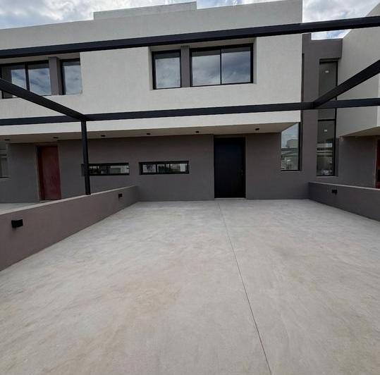 Casa · 138m² · 5 Ambientes · 2 Cocheras