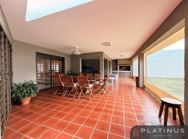 Casa · 297m² · 5 Ambientes · 2 Cocheras