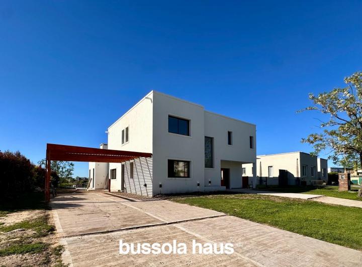 Casa · 260m² · 5 Ambientes · 4 Cocheras
