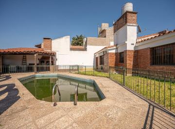 Casa · 195m² · 10 Ambientes · 1 Cochera · Casa en Barrio Parque Chacabuco Apta Crédito