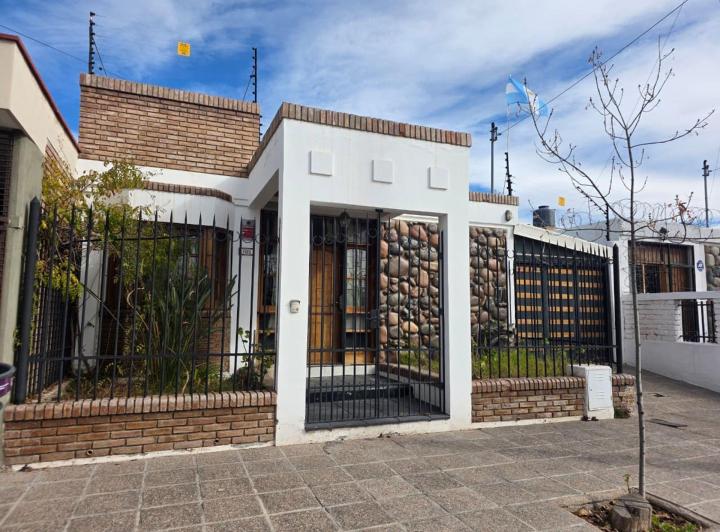 Casa · 170m² · 5 Ambientes · 2 Cocheras