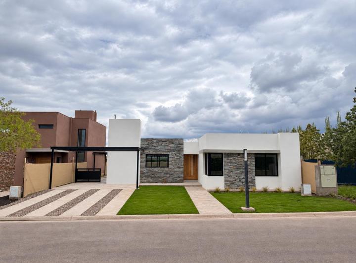 Casa · 207m² · 4 Ambientes · 2 Cocheras