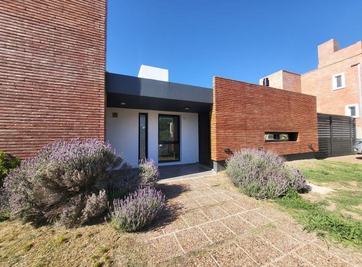 Casa · 120m² · 4 Ambientes · 2 Cocheras