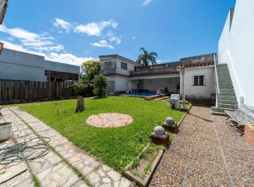 Casa · 227m² · 5 Ambientes · 1 Cochera · Casa 2 Dorm., Jardin, Pileta, Quincho, Cochera, a Reciclar, Fisherton