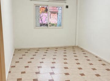 Departamento · 43m² · 3 Ambientes · Departamento de 3 Ambientes con Excelente Conectividad - 1° Piso por Escalera
