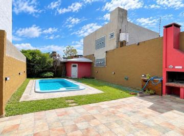 Casa · 110m² · 3 Ambientes · 1 Cochera · Casa en Alquiler 3 Ambientes C/ Parque y Piscina - Bernal.