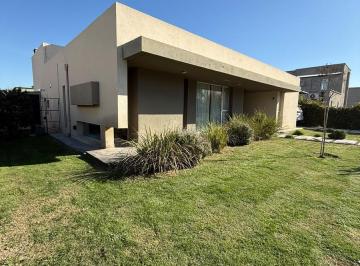 Casa · 178m² · 10 Ambientes · 2 Cocheras · Casa en B° La Castellana | Neuquén