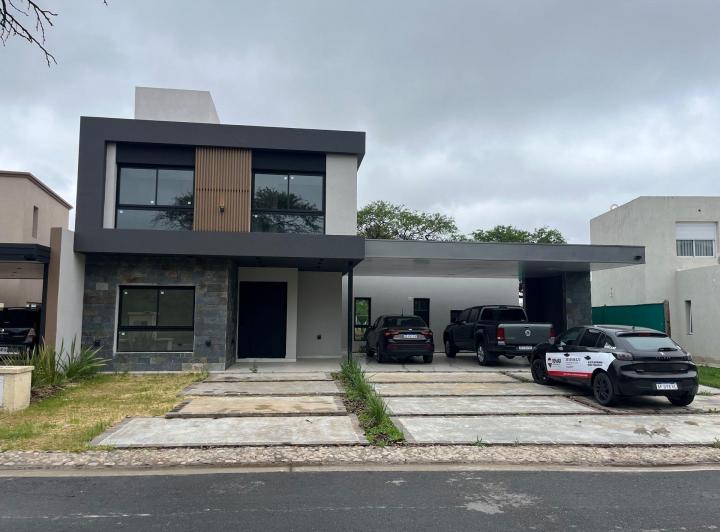 Casa · 350m² · 5 Ambientes · 2 Cocheras