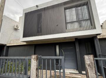 Casa de 4 ambientes, Córdoba · Merger Inmobiliaria Alquila Duplex en Zona Norte. 3 Dormi,3baños, Quincho, Cochera, Piscina, Patio.