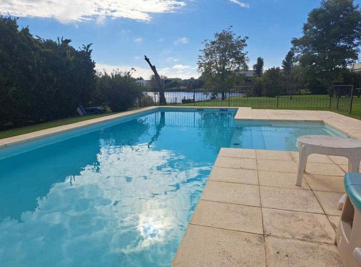Casa · 185m² · 5 Ambientes · 2 Cocheras