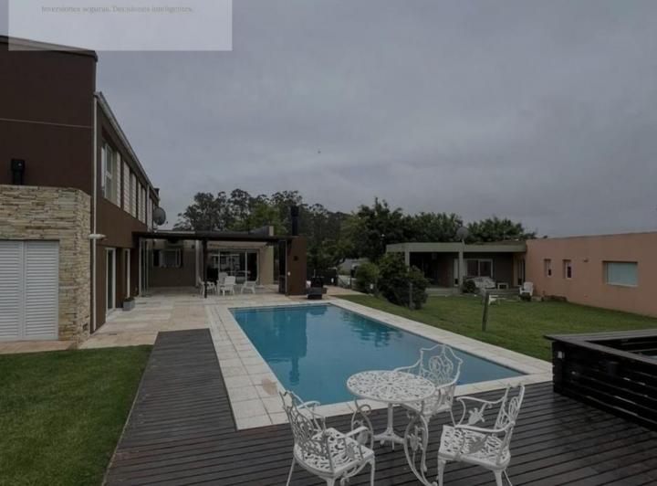 Casa · 295m² · 4 Ambientes · 2 Cocheras