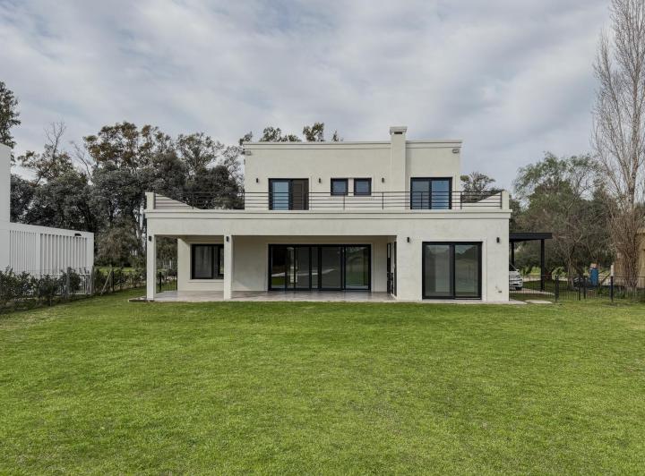 Casa · 150m² · 4 Ambientes · 3 Cocheras