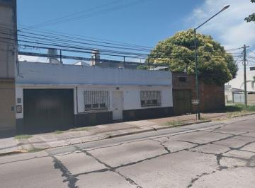 Casa · 77m² · 3 Ambientes · 4 Cocheras · Venta – Casa en Esquina con Gran Lote y Excelente Potencial en Villa Adelina