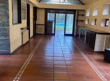 Quinta vacacional · 200m² · 5 Ambientes · Gran Casa Quinta Esquina con Parque