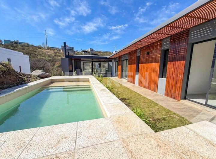 Casa · 311m² · 6 Ambientes · 2 Cocheras