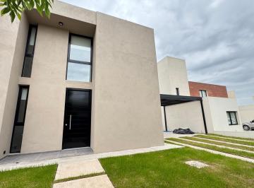 Casa · 140m² · 5 Ambientes · 2 Cocheras · Casa 3 Dorm. 2 Baños en Distrito Sur Pileta Loza Radiante