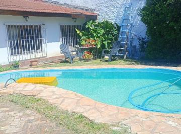 Piscina, frente de la popiedad. · Espectacular Casa de 4 Ambientes con Piscina – Sin Expensas – Ex