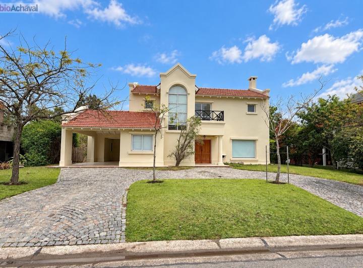 Casa · 208m² · 6 Ambientes · 1 Cochera