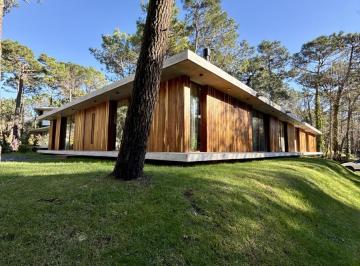 Casa · 5 Ambientes · 1 Cochera · Casa en Carilo