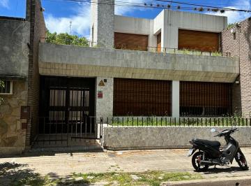 Frente · Casa Amplia Uso Institucional