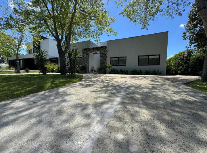 Terreno · 180m² · 4 Ambientes