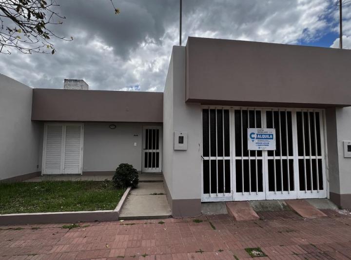 Casa · 8 Ambientes · 1 Cochera