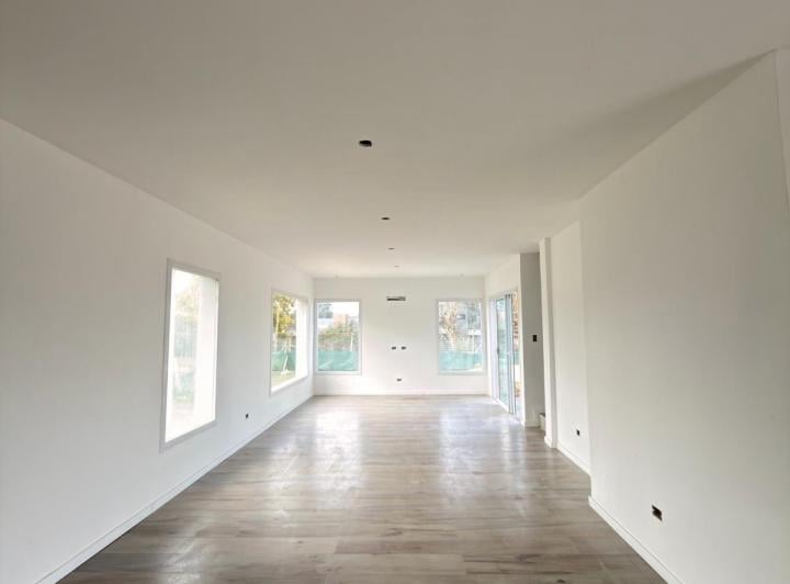 Casa · 180m² · 4 Ambientes · 2 Cocheras