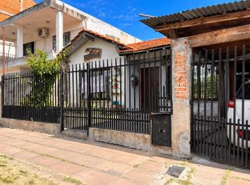 Casa · 76m² · 3 Ambientes · 1 Cochera · Venta de Casa en Loma Hermosa! 2 Habitaciones, Pileta, y Parque Para Seguir Co