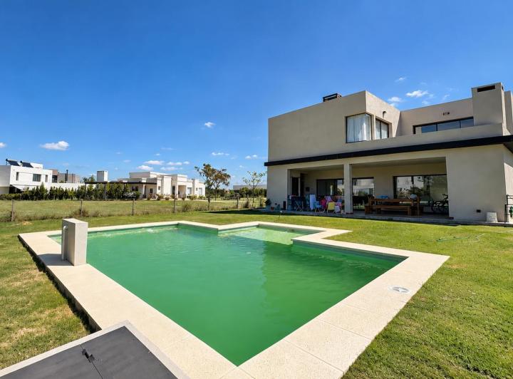 Casa · 216m² · 4 Ambientes · 1 Cochera